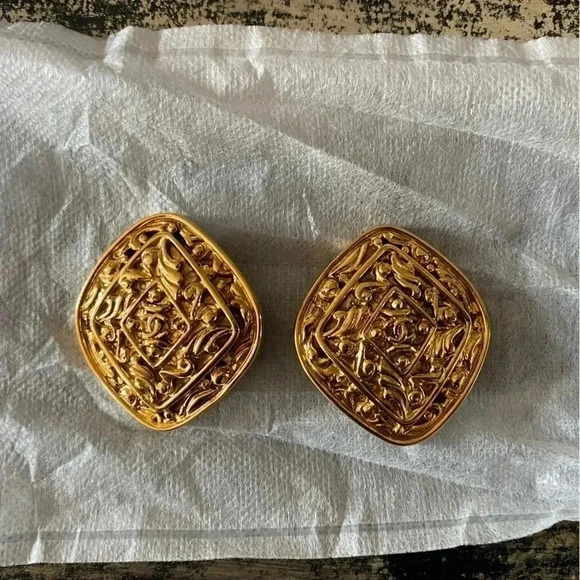 CHANEL - Vintage authentic Arabesque Coco Earrings from Chanel, Set of  2 - Picture 1 of 7